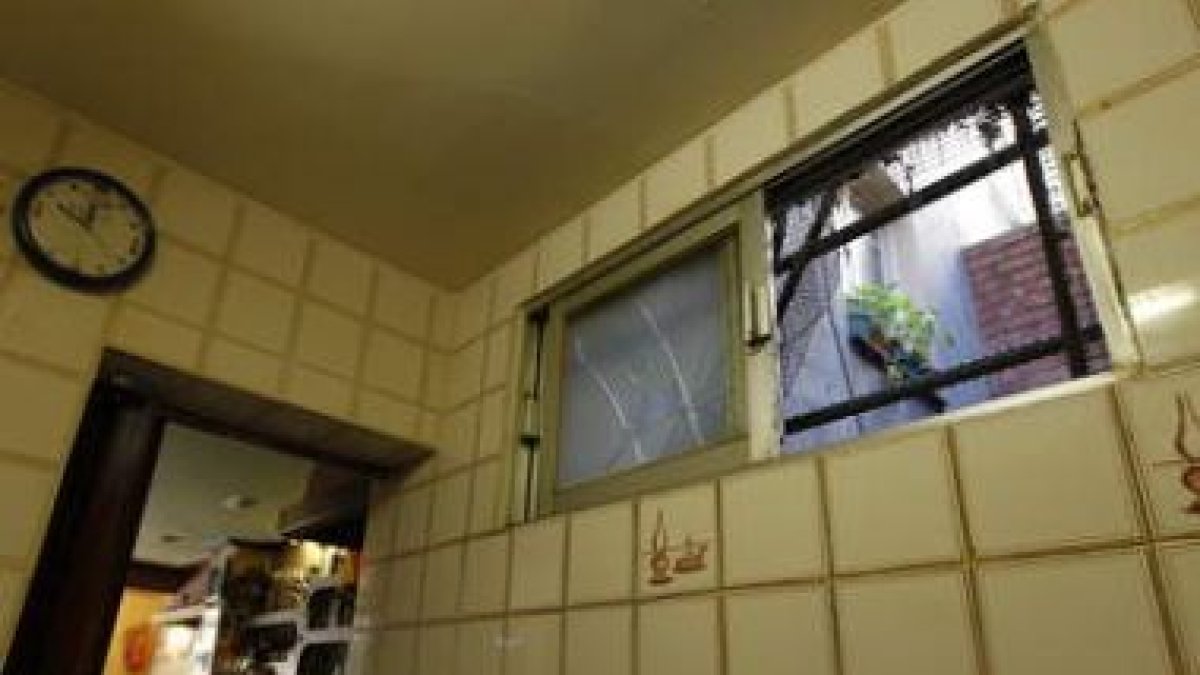 Los ladrones entraron forzando la ventana de la fotografía.