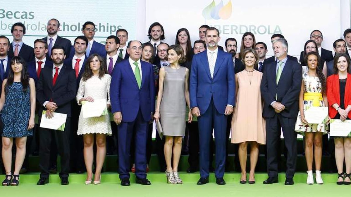 Los reyes y directivos de Iberdrola, ayer con los cien universitarios premiados.