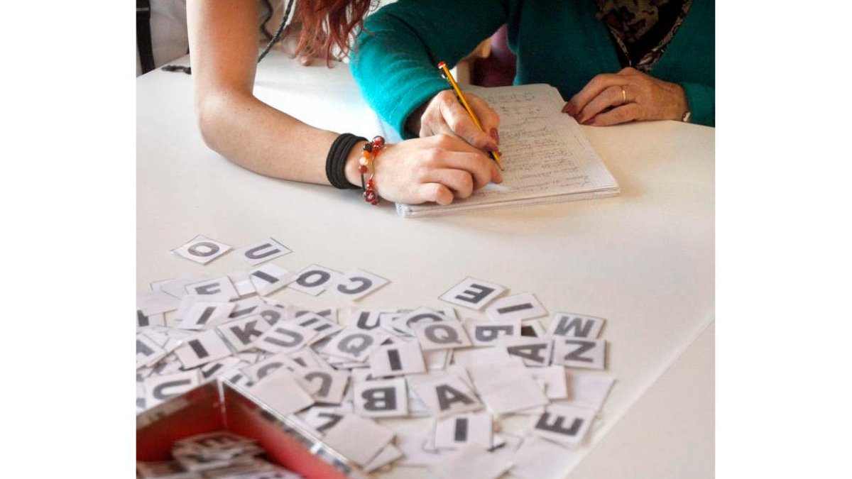 Una mujer con alzhéimer realiza ejercicios para mejorar sus capacidades cognitivas. bruno moreno
