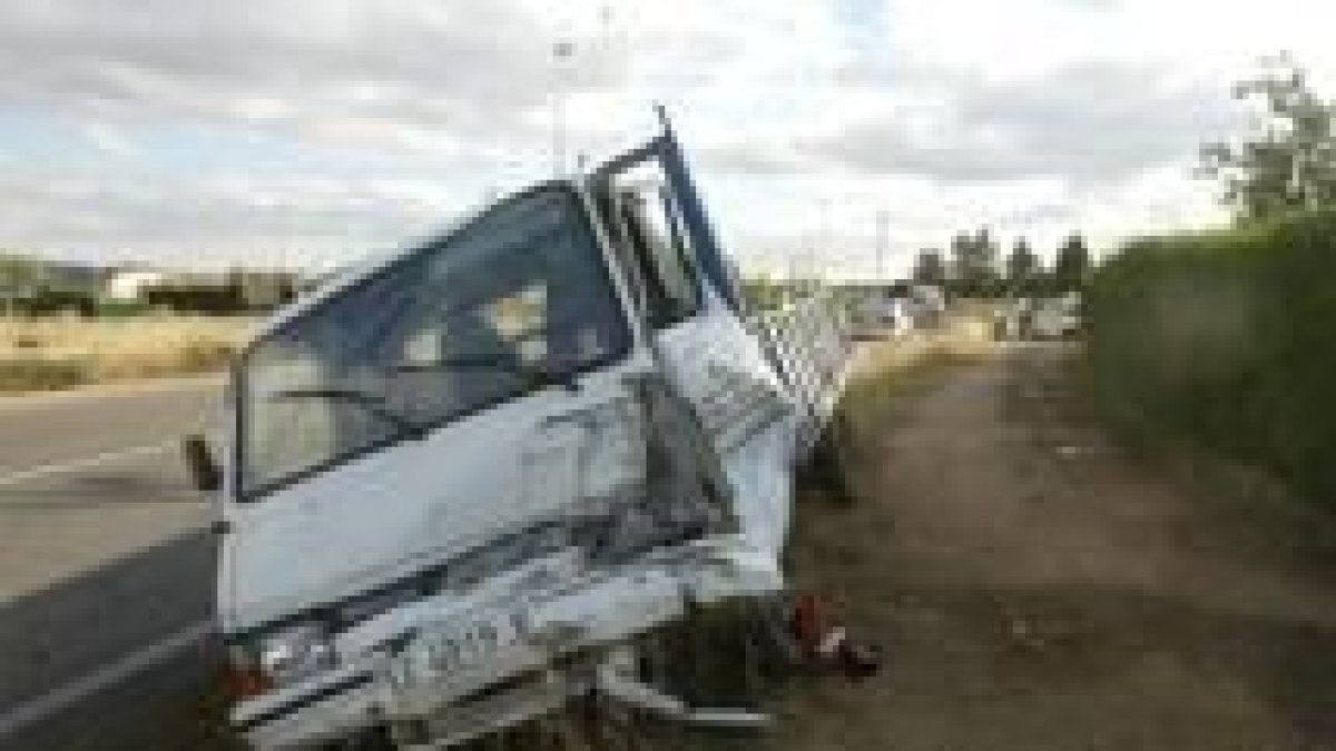 Los dos vehículos quedaron fuera de la carretera tras su colisión