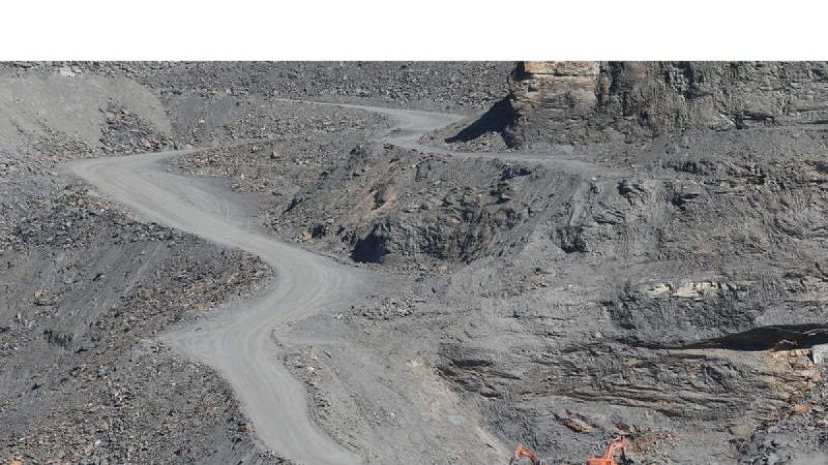 La muerte del trabajador búlgaro se produjo en 2010 en una cantera de pizarra del término municipal de Benuza por la caída de una piedra. L. DE LA MATA.