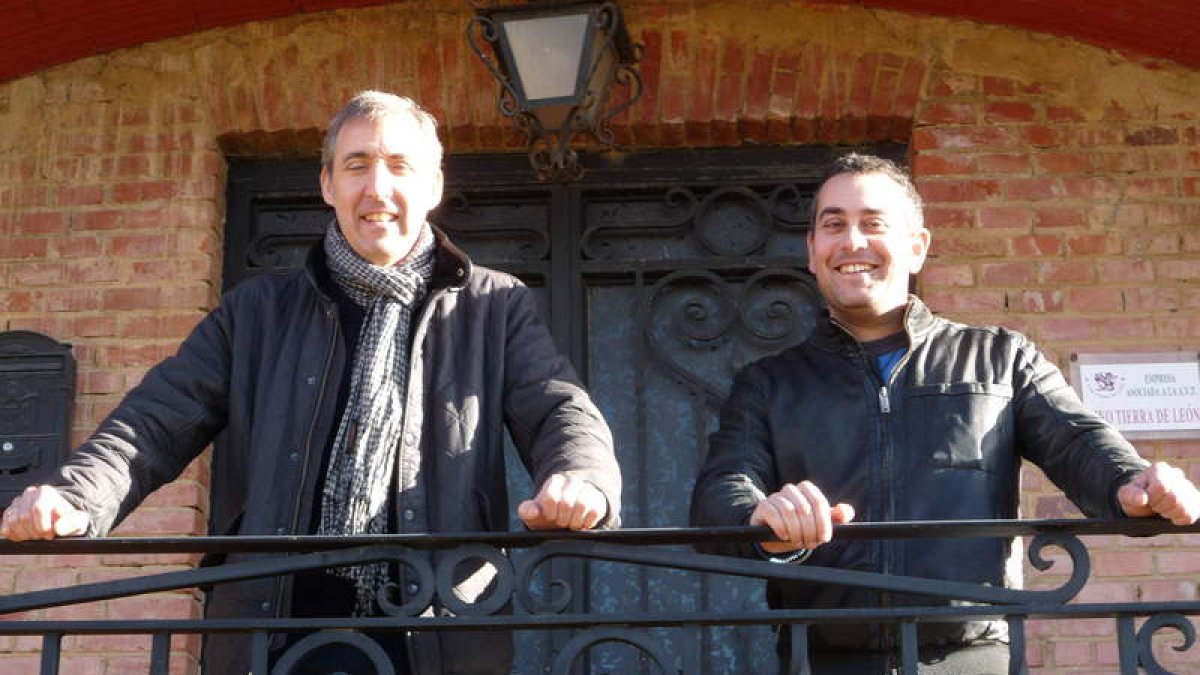 Manuel Benito Otero Vueltay José Luis González Nava, en el accesoa la parte superior dela histórica bodega en la que elaboran.