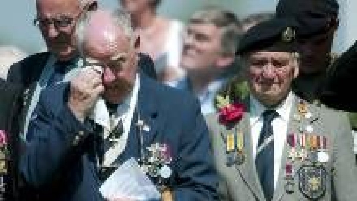 La emoción pudo con muchos de los veteranos de guerra reunidos ayer en diversos puntos de Normandía