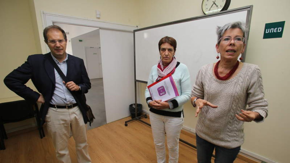 Carlos Montes, Rosa Álvarez y Jutta Nisar, ayer en el centro asociado de la Uned.