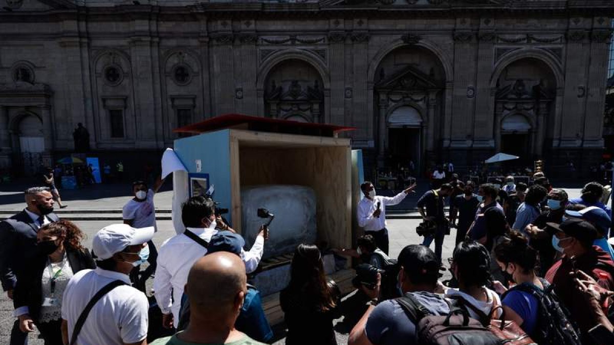 Un hombre explica a varias personas la demostración científica Ice Box Challenge. ALBERTO VALDES