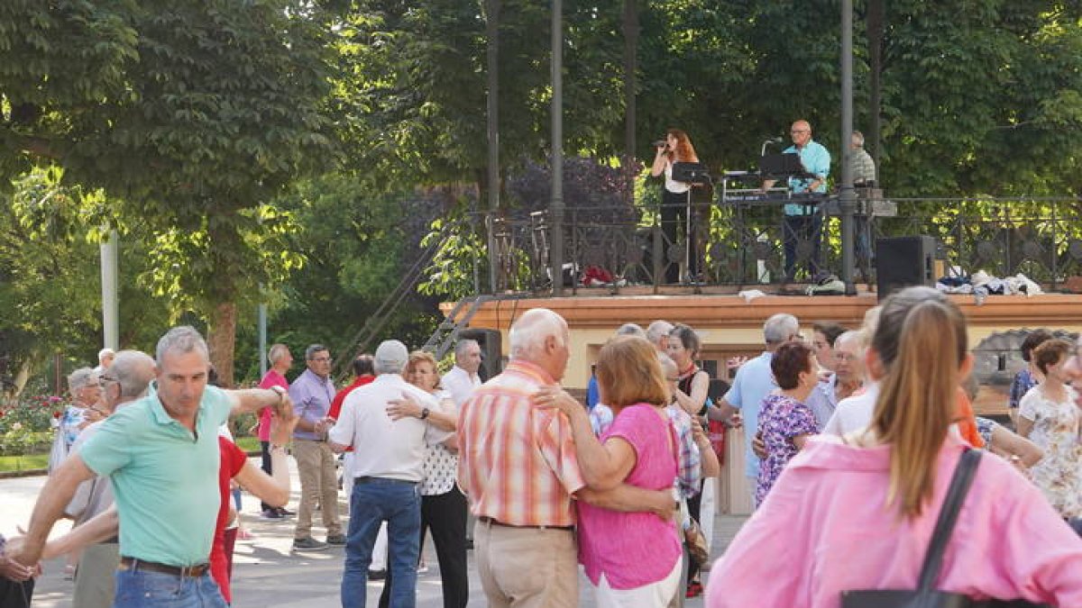 Baile de mayores en las fiestas de San Juan. J. NOTARIO