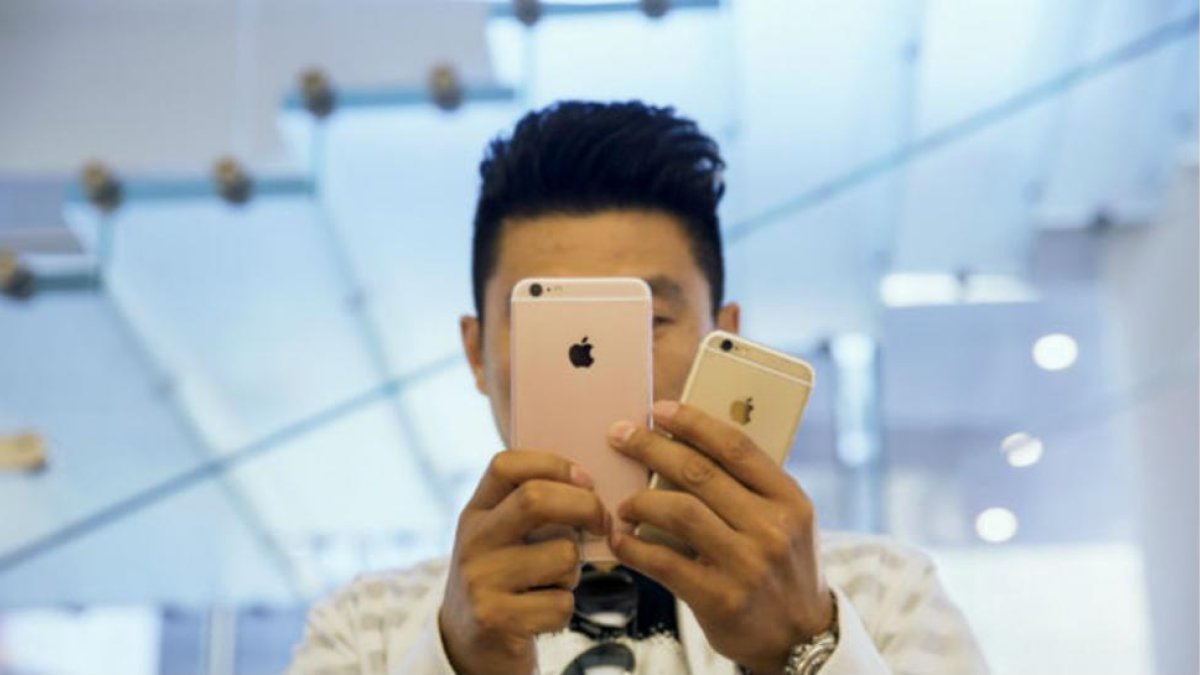 Un joven con el Iphone 6s.