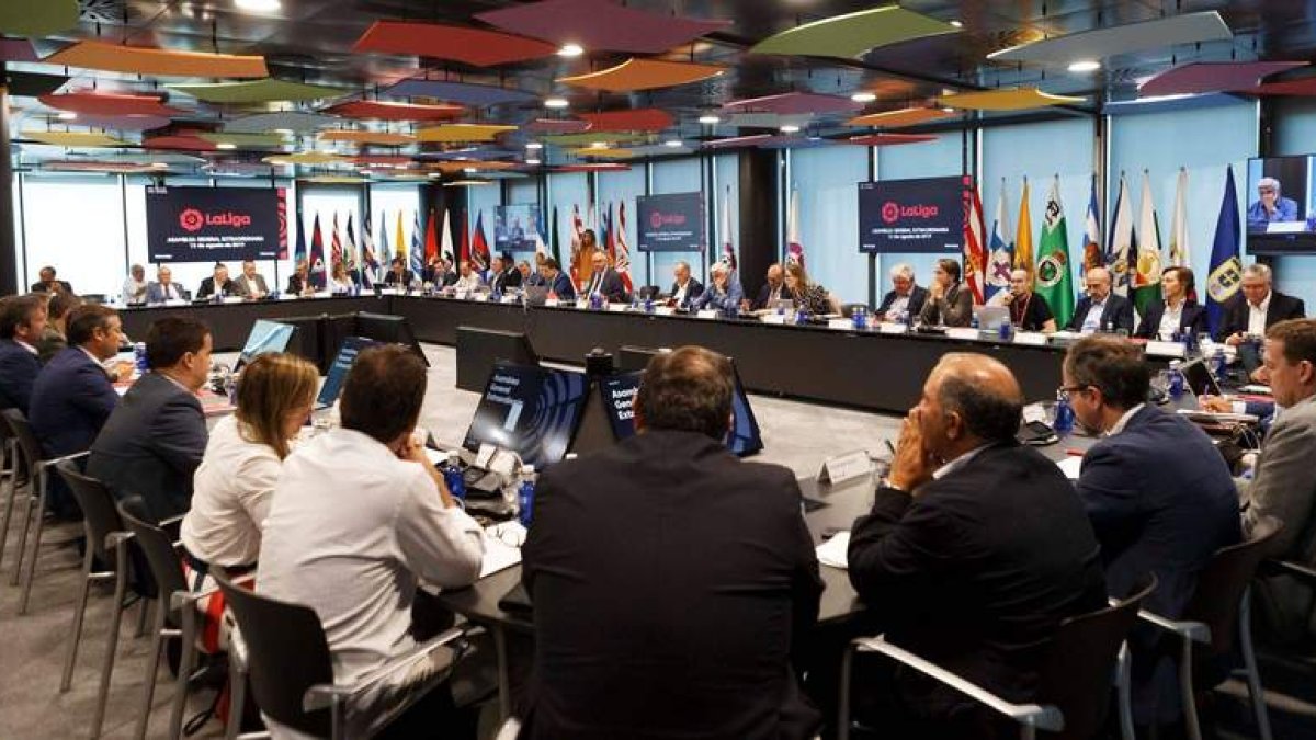 Javier Tebas junto a los representantes de los clubes en la reunión para decidir retomar la competición.