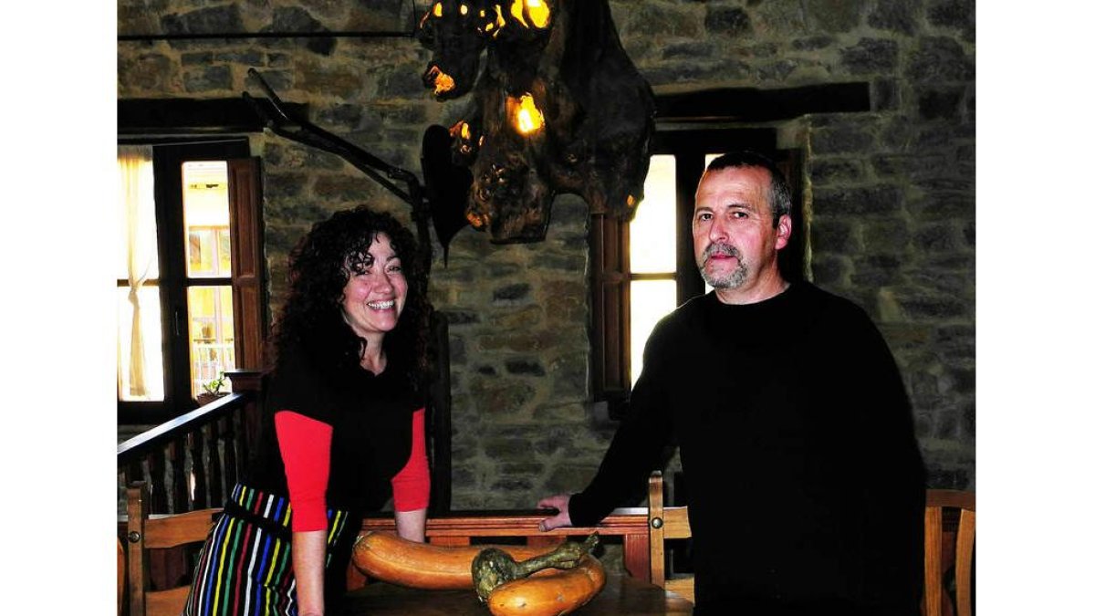 Nieves y Mariano en el comedor del restauranteEl Manadero, en Piedrasecha.