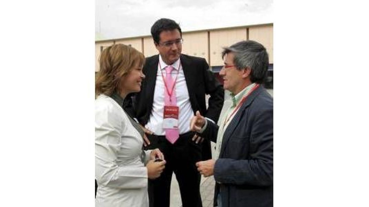 El auditorio del recinto ferial se quedó pequeño para ver la proclamación de López ante Zapatero