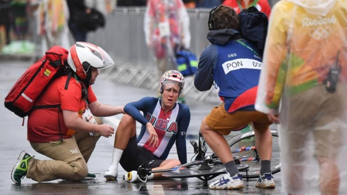 Kristin Armstrong se cayó tras cruzar la línea de meta.