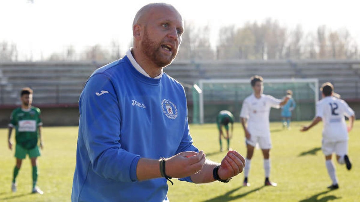 Adrián Benavides, entrenador de la Peña, dando instrucciones a sus jugadores durante el último partido jugado en casa ante el UD La Cruz extremeño. F. OTERO PERANDONES