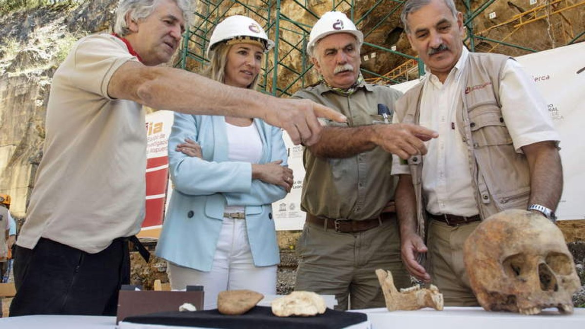 Juan Luis Arsuaga, la consejera Alicia García, Eudald Carbonell y Bermúdez de Castro presentaron los hallazgos de Atapuerca.