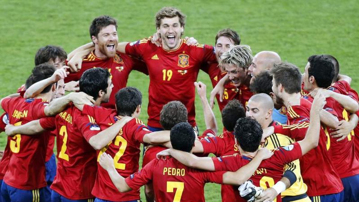 Los internacionales españoles celebran su rotunda victoria en la final de la Eurocopa 2012 ante una Italia que fue desarbolada por el talento de La Roja.