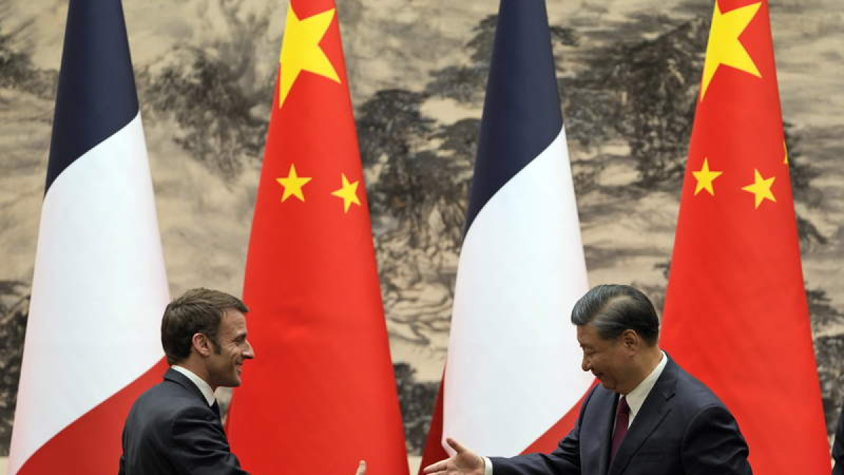 Emmanuel Macron y Xi Jinping ayer, durante la cumbre en Pekín. NG HAN GUAN / POOL