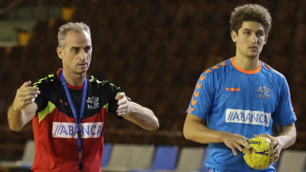 Guijosa da instrucciones en un entrenamiento con el central brasileño Acacio a su lado.