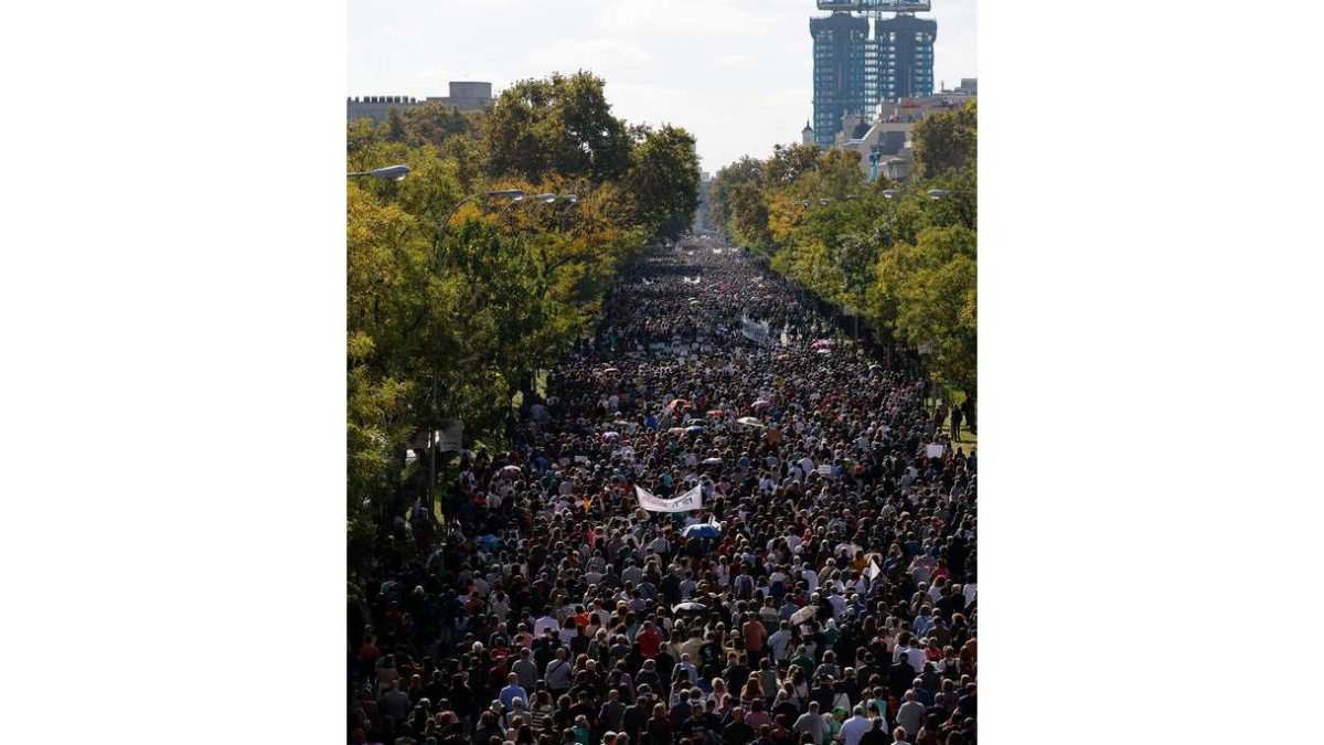 Imagen de la masiva manifestación que recorrió ayer el centro de Madrid . SERGIO PÉREZ