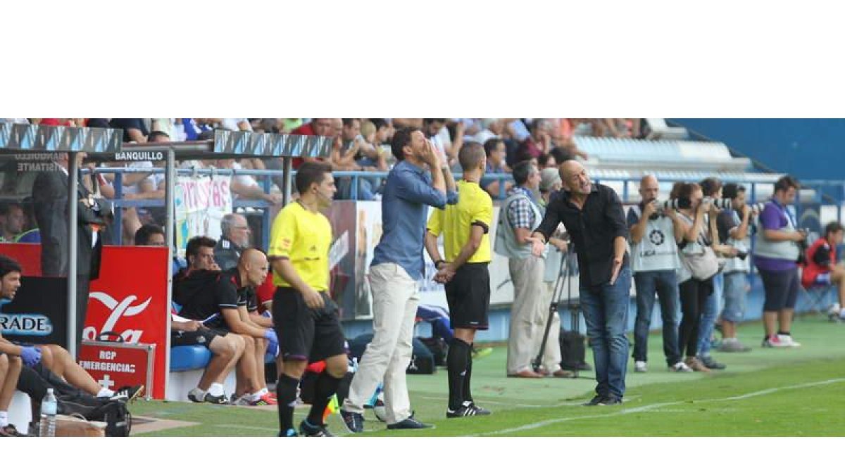 Los dos entrenadores salieron del banquillo continuamente a dar instrucciones para corregir posiciones en algunas de las jugadas de sus equipos.