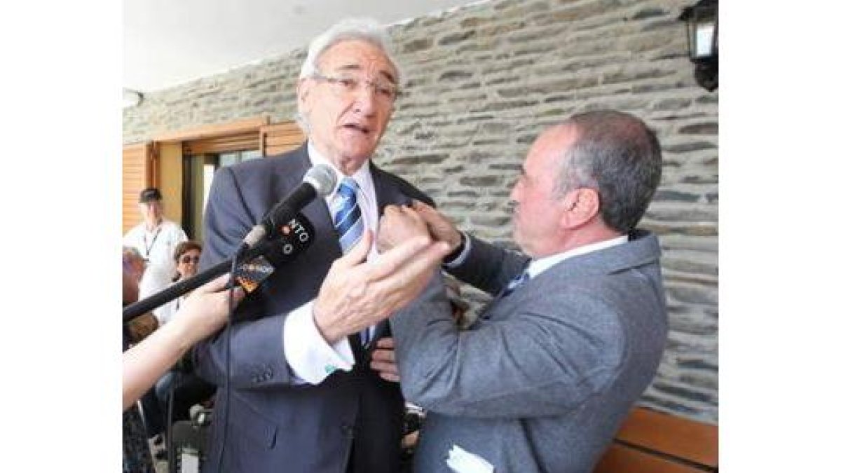 Vicente Fernández entregó el escudo a Luis del Olmo.