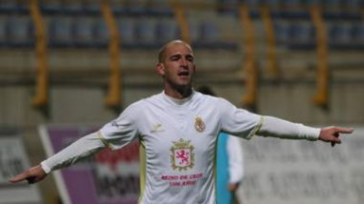 Jito celebra el último gol que ha marcado, el tercero de su hat-trick ante el Barakaldo.