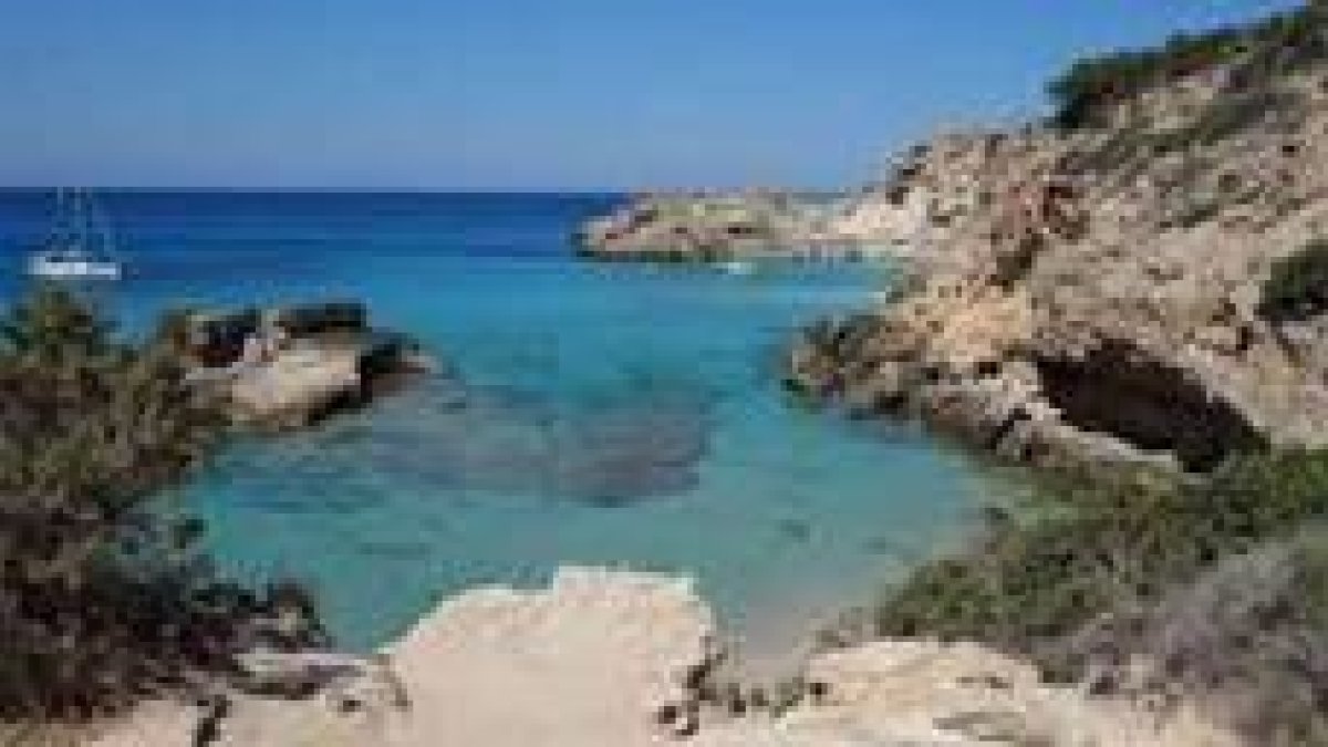 Imagen de la playa de Punta Galera, Ibiza, donde se accidentó el leonés. PIXABAY