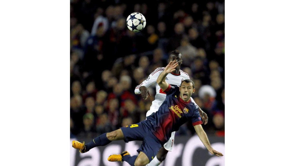 El defensa del Barcelona Javier Mascherano corta el balón en un lance del encuentro.