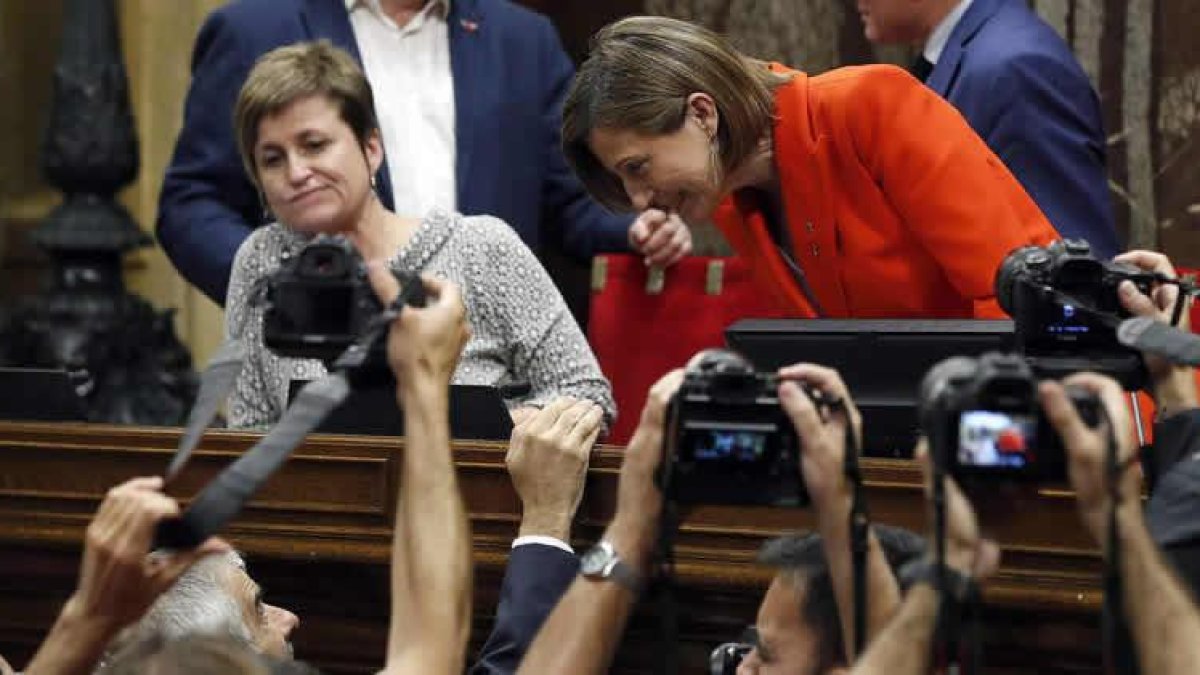 La presidenta del Parlament, Carme Forcadell, antes del inicio de la comparecencia.
