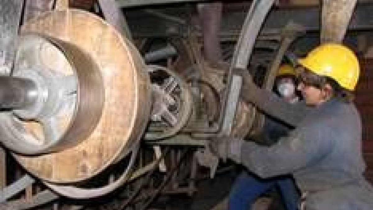 Los alumnos trabajan a fondo en la limpieza de las máquinas para comprobar si todavía funcionan