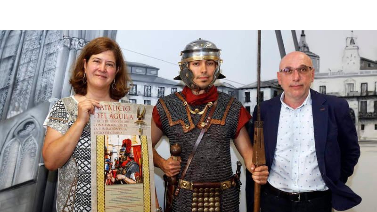 La concejala de Cultura y el arqueólogo municipal con un romano. MARCIANO