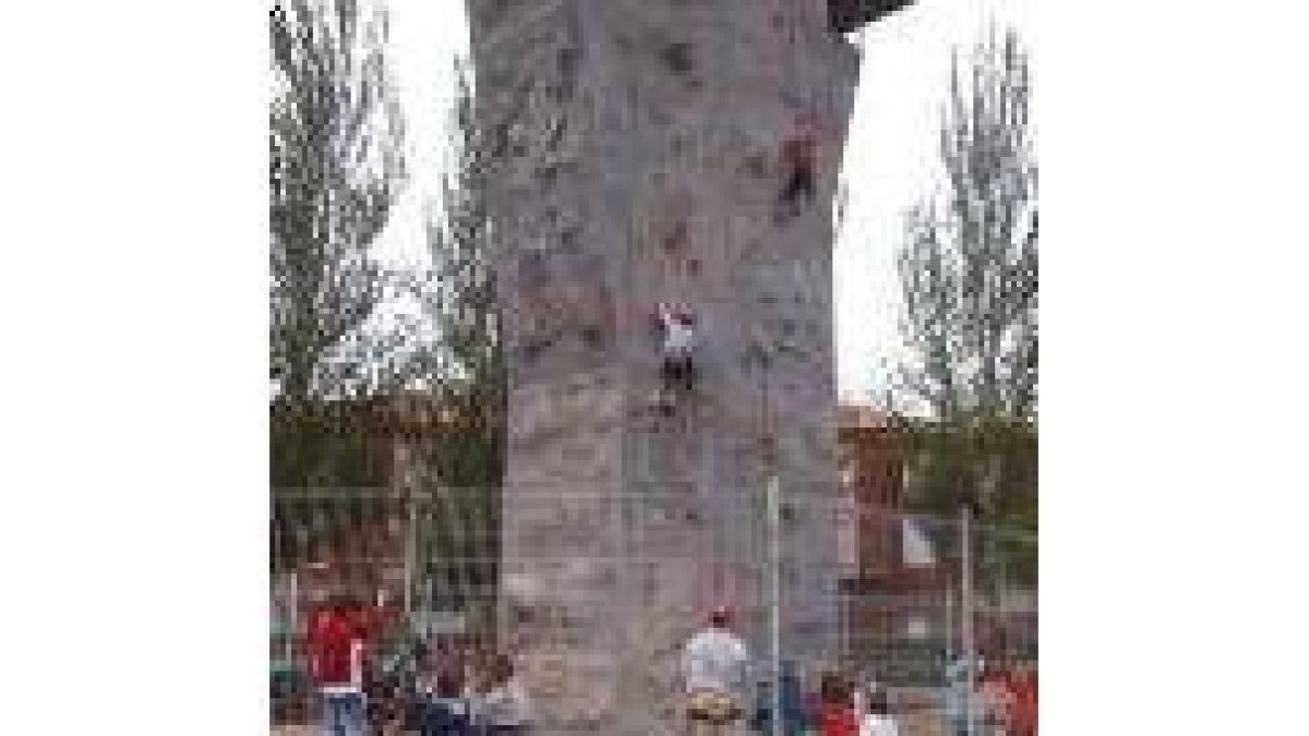 Los niños disfrutan de juegos de campamento