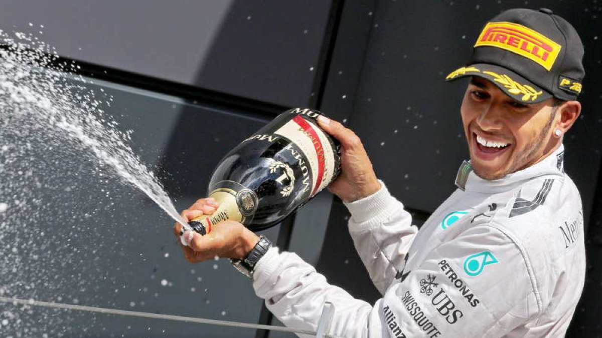 Hamilton celebra en el podio su triunfo en el Gran Premio de Silverstone