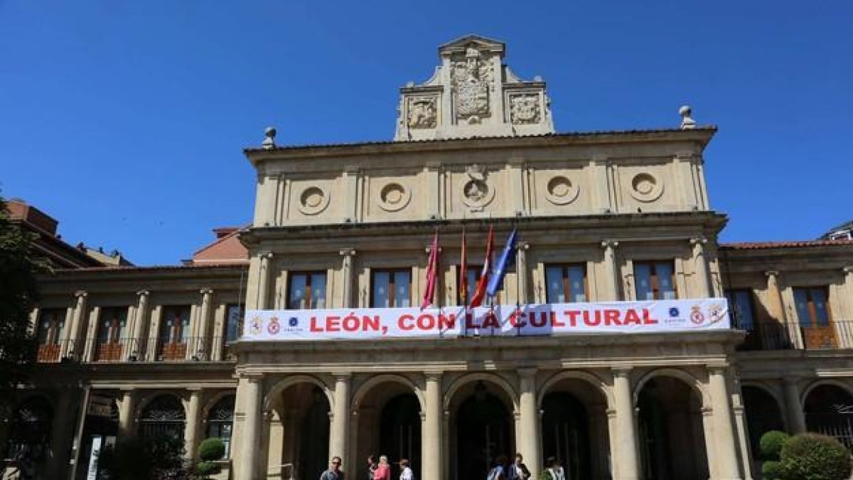 Pancarta de apoyo a la Cultural colocada en el Ayuntamiento de la plaza San Marcelo.