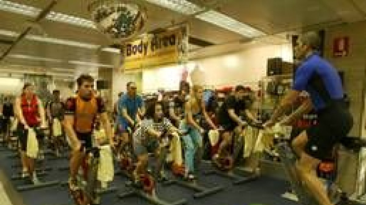 Los alumnos del gimnasio Body Factory durante su exhibición en El Corte Inglés