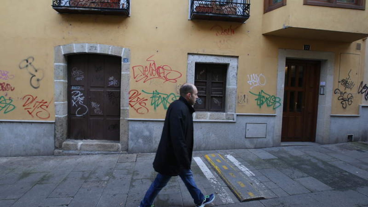 El Ayuntamiento invertirá en la limpieza de pintadas en las fachadas. L. DE LA MATA
