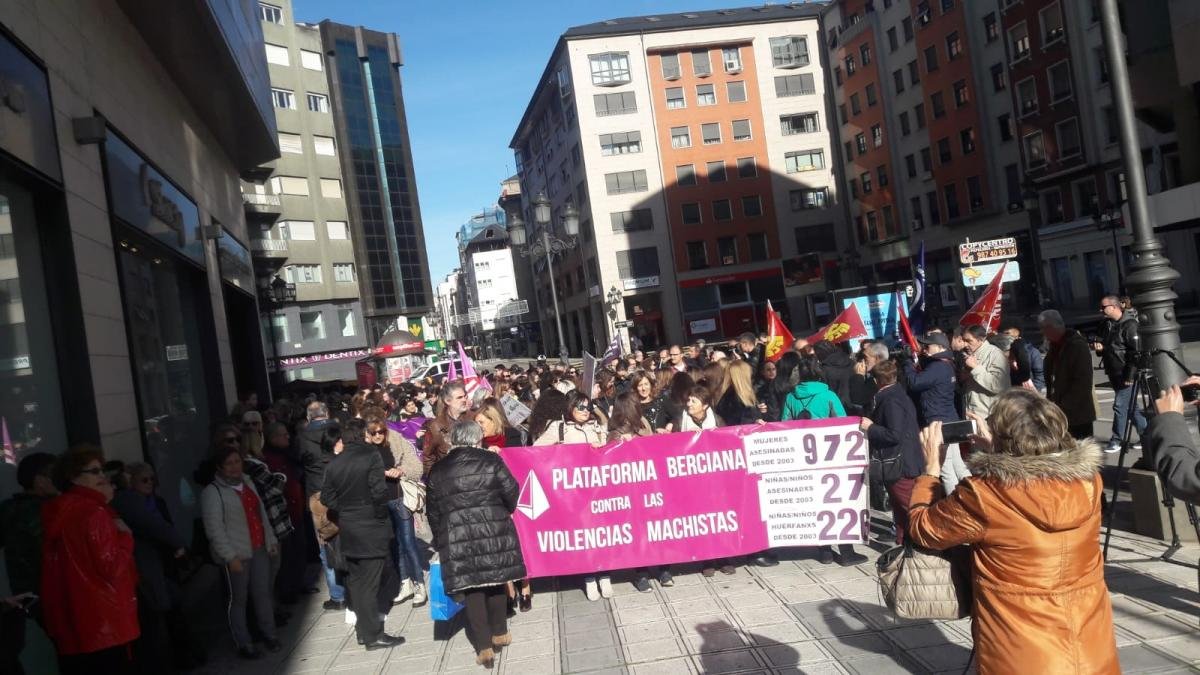 Manifestantes por las calles de Ponferrada.