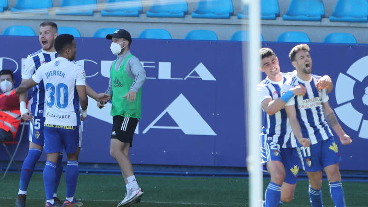 Moi Delgado aprovechó un centro de Dani Romera para rematar con el empeine del pie izquierdo y conseguir el 2-1 en el último minuto del encuentro ante la UD Almería. L. DE LA MATA