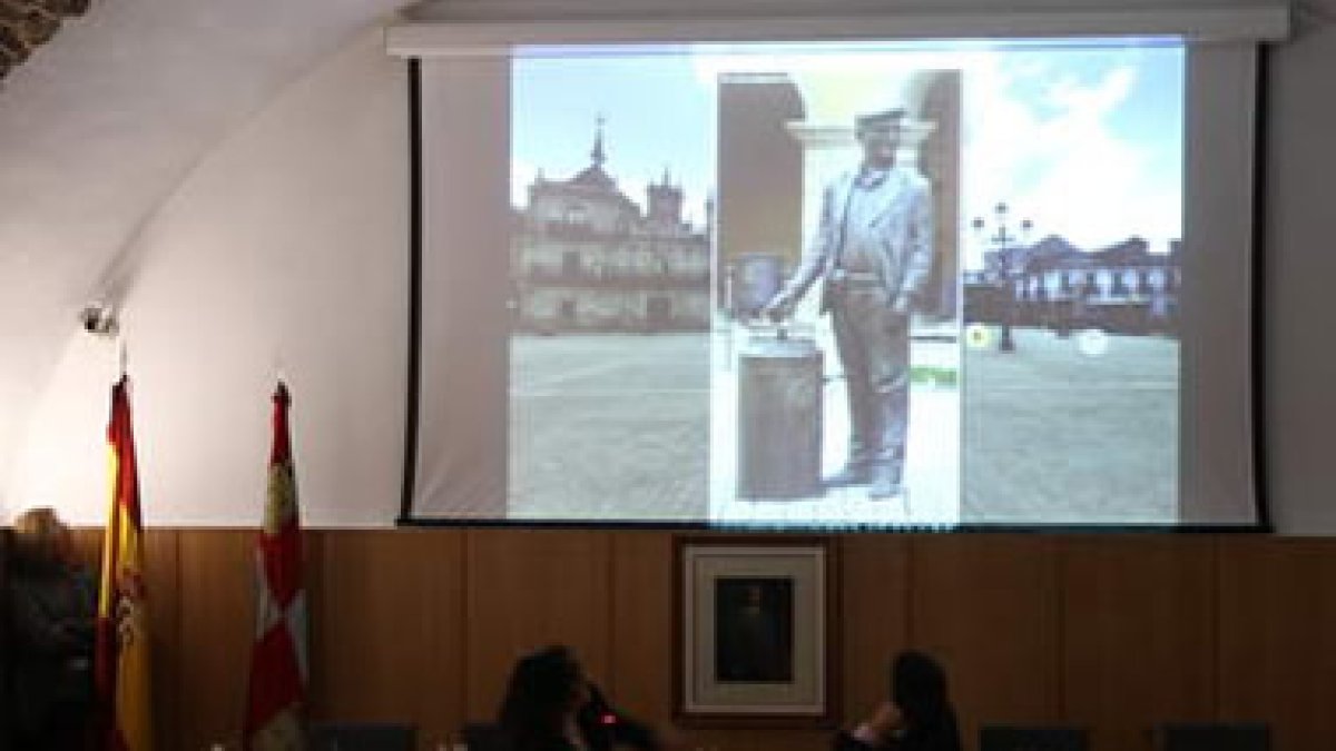 Imagen del popular barquillero en la plaza del Ayuntamiento, proyectada ayer en el Museo de la Radio