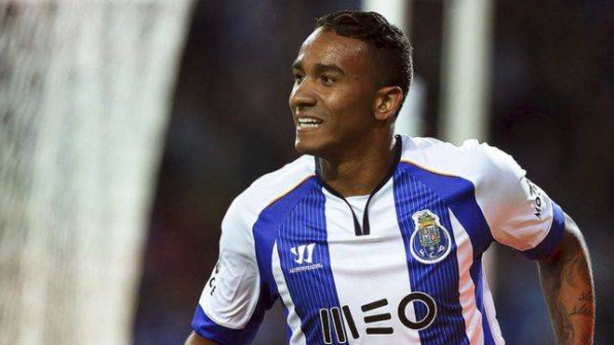 Danilo, lateral derecho brasileño y nuevo refuerzo del Madrid, durante un partido con el Oporto.