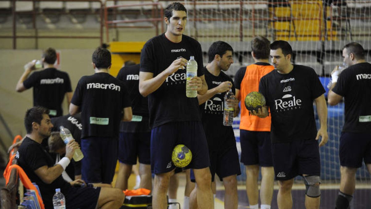 La plantilla ademarista, en el entrenamiento de ayer, ha preparado intensamente este choque.