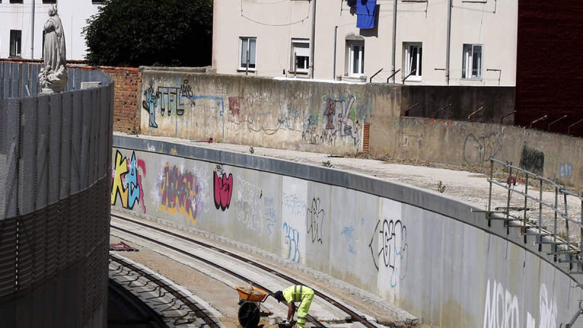 Los operarios de mantenimiento revisaron ayer las tuberías de servicios. MARCIANO