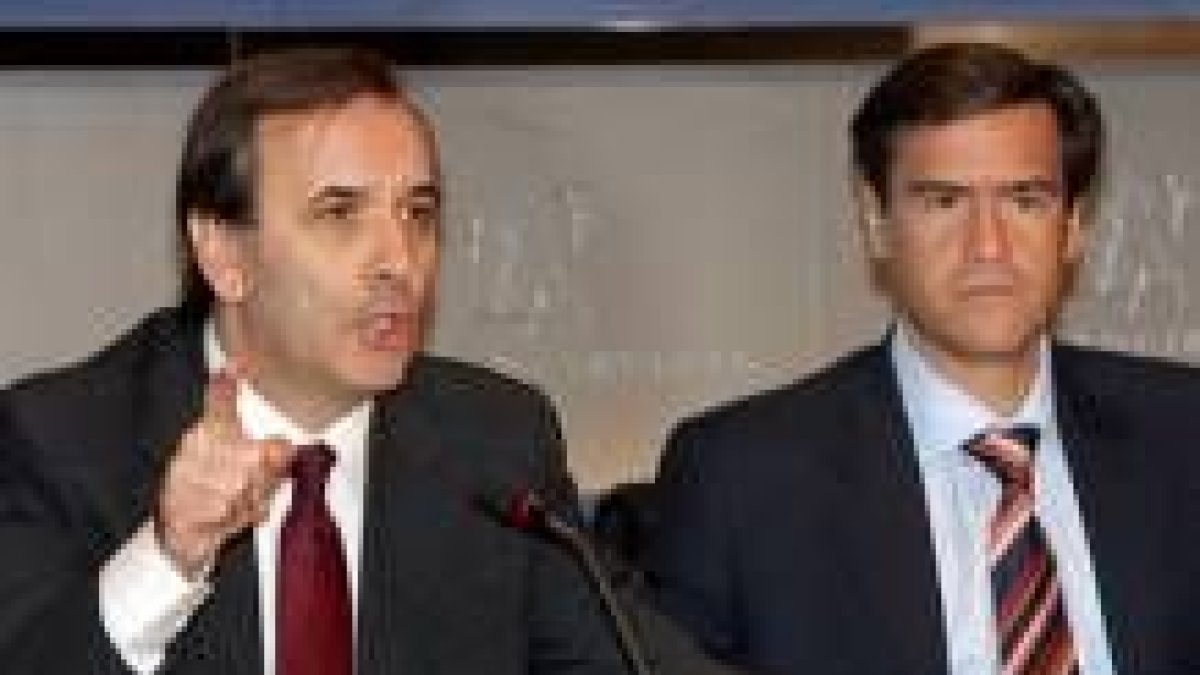 Los ministros de Justicia, López Aguilar, y del Interior, José Antonio Alonso, en la rueda de prensa
