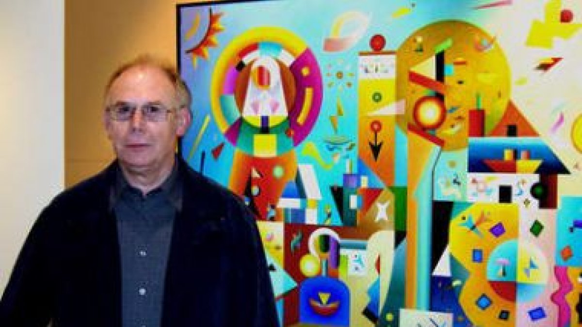 El artista Joaquín Ferrer Guallar junto a una de sus obras