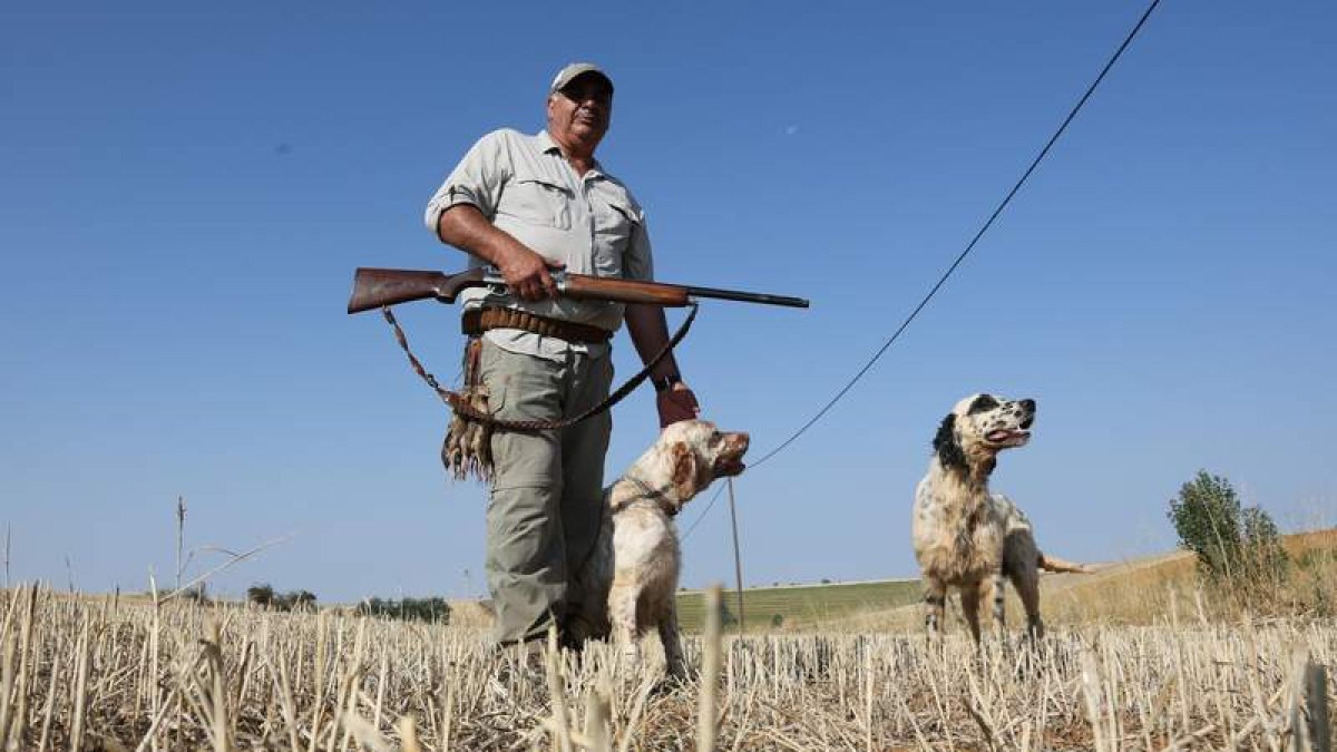 Ribera junto a sus dos perros en la primera jornada de la media veda de caza en León