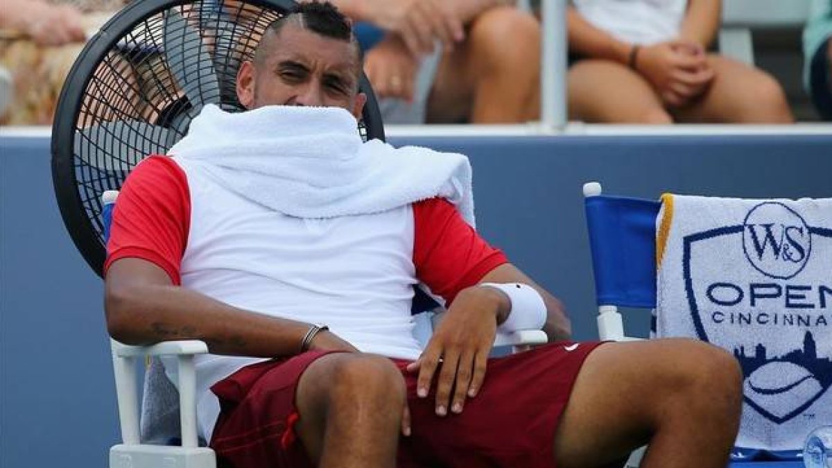 El tenista australiano Nick Kyrgios toma un descanso durante un encuentro en Cincinnati