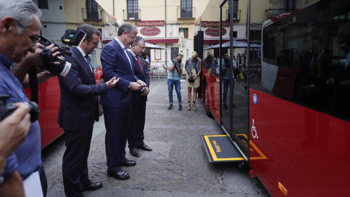 Barredo, Silván y Salguero, ayer en el estreno de los nuevos autobuses urbanos. JESÚS