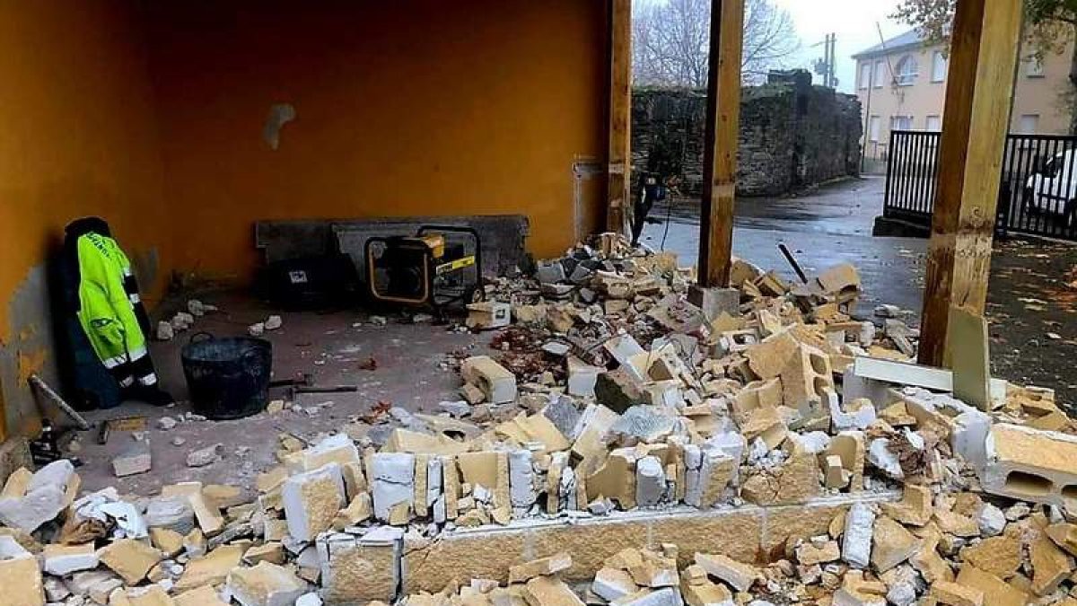 Varios operarios echaron abajo el muro de bar construido por el Ayuntamiento sin licencia. DL
