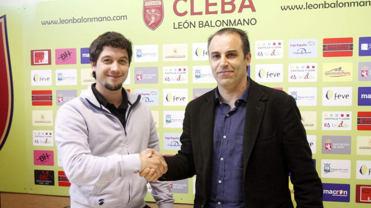 Javi Callejo, a la izquierda, estrecha la mano al presidente del Cleba, Roberto Álvarez.
