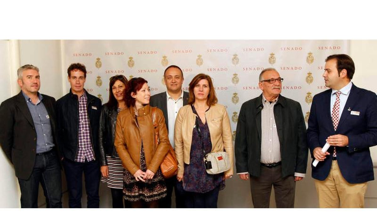 La delegación de socialistas leoneses que acudió ayer a la Cámara Alta, encabezada por Tino Rodríguez.