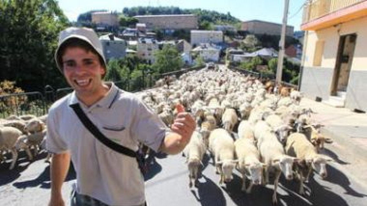 Carlos «Facheti», uno de los pastores que cuidan del rebaño de 700 cabras y ovejas, ayer