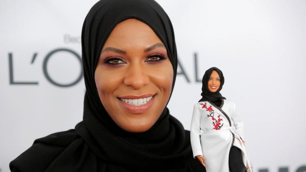 La esgrimista norteamericana Ibtihaj Muhammad con su Barbie.